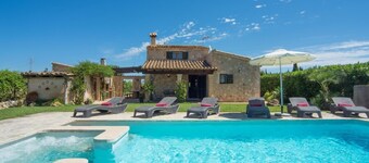 Lovely pool with Jacuzzi. Pollensa countryside location. Stylish furnishings / decoration throughout. Easy access to sea-bay Puerto Pollensa. Super BBQ entertaining area.