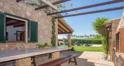 Lovely pool with Jacuzzi. Pollensa countryside location. Stylish furnishings / decoration throughout. Easy access to sea-bay Puerto Pollensa. Super BBQ entertaining area.