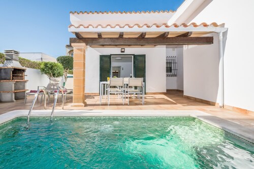 Finca Opalo is een volledig gerenoveerd in een moderne villa stad villa gelegen in Puerto Pollensa, op slechts 100 meter lopen naar het strand en de baai van Pollensa.