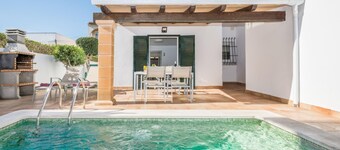 Walkable to the Puerto Pollensa beach and sea (100m approx). Ideal for couples or small families. Contemporary interior. Terrace with pool and BBQ area.