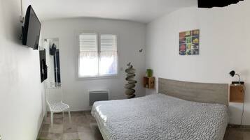 Tabla de planchar con plancha, wifi y ropa de cama