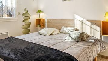 2 bedrooms, iron/ironing board, WiFi, bed sheets