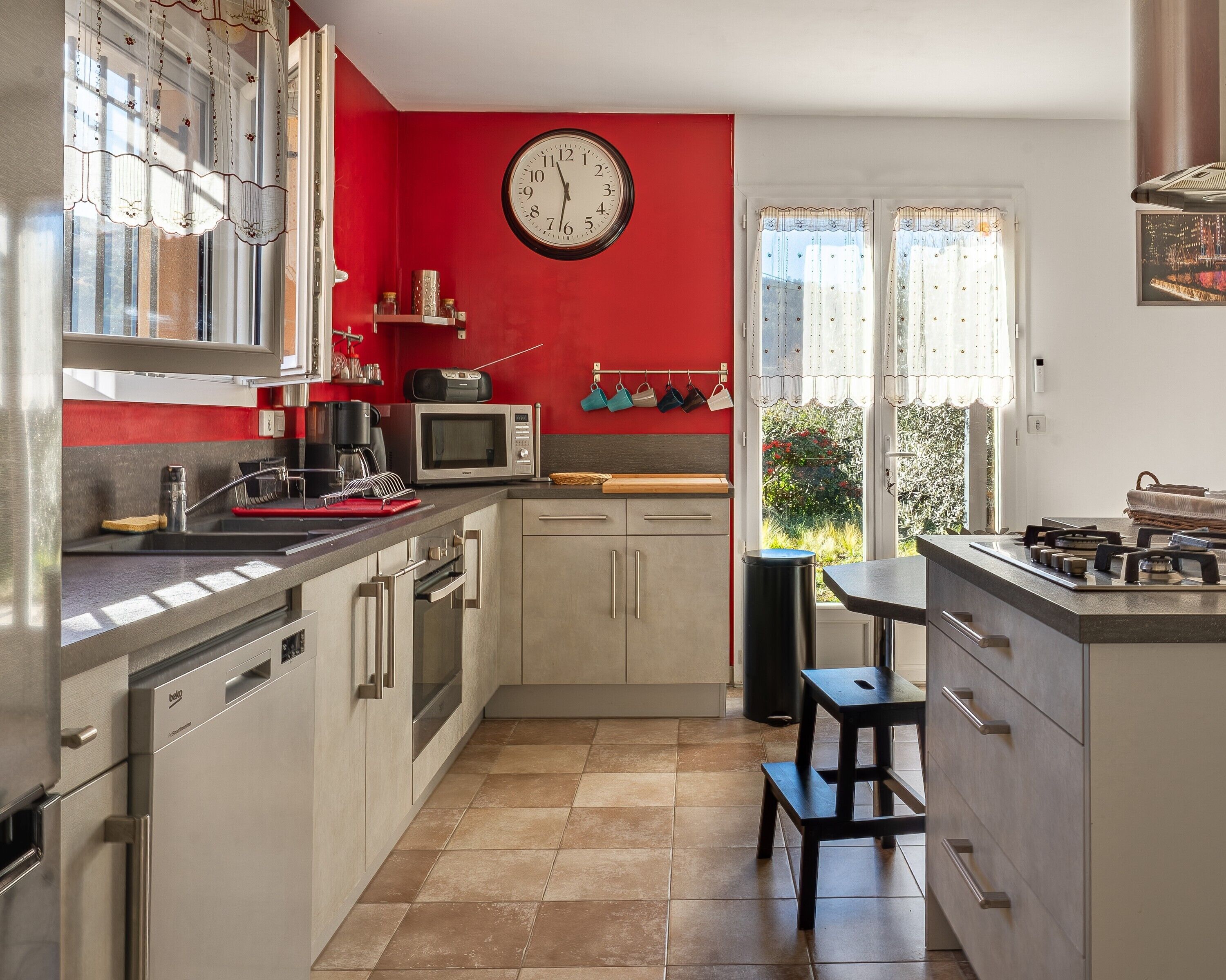 Réfrigérateur, micro-ondes, four, plaque de cuisson