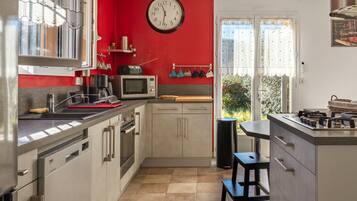 Een koelkast, een microgolfoven, een oven, een kookplaat