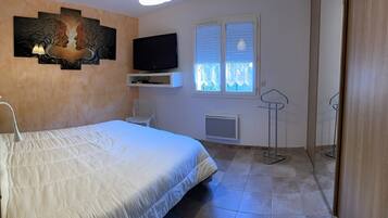 2 chambres, fer et planche à repasser, Wi-Fi, draps fournis