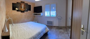 2 bedrooms, iron/ironing board, WiFi, bed sheets