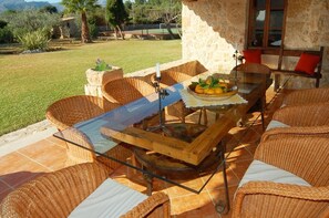 تناول الطعام بالخارج