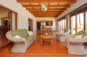 Interior - Tennis Court. Indoor Heated Pool, Sauna, Gym. Large Pool with Jacuzzi. 2 TV. Large spacious Pollensa Villa. Stylish quality fittings furnishings throughout. Mature Gardens, extensive lawns. Easy Access to Sea and Bay of Pollensa. Enchanting atmospher (Pollença)