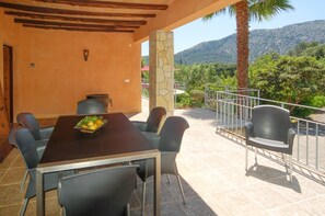 Outdoor dining - Location nestled in one of most exclusive countryside areas of Pollensa within the March Valley. Large Pool. Breathtaking views. Easy access less approx 5 mins drive to old town Pollensa with its wonderful choice of restaurants and amenities. (Pollença)