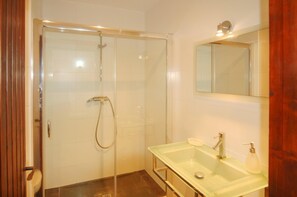 Bathroom - Location nestled in one of most exclusive countryside areas of Pollensa within the March Valley. Large Pool. Breathtaking views. Easy access less approx 5 mins drive to old town Pollensa with its wonderful choice of restaurants and amenities. (Pollença)