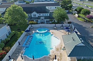 Pool - Charming 4-bedroom townhome in Rehoboth Beach with pool (Rehoboth Beach)