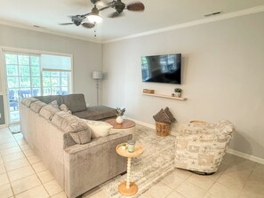 Living area - Charming 4-bedroom townhome in Rehoboth Beach with pool (Rehoboth Beach)