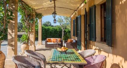 Ideal for Couples. Exterior Freestanding Heated Jacuzzi. Located within easy reach beautiful beach coves of Cala St. Vincent, Pollensa and Puerto Pollensa.