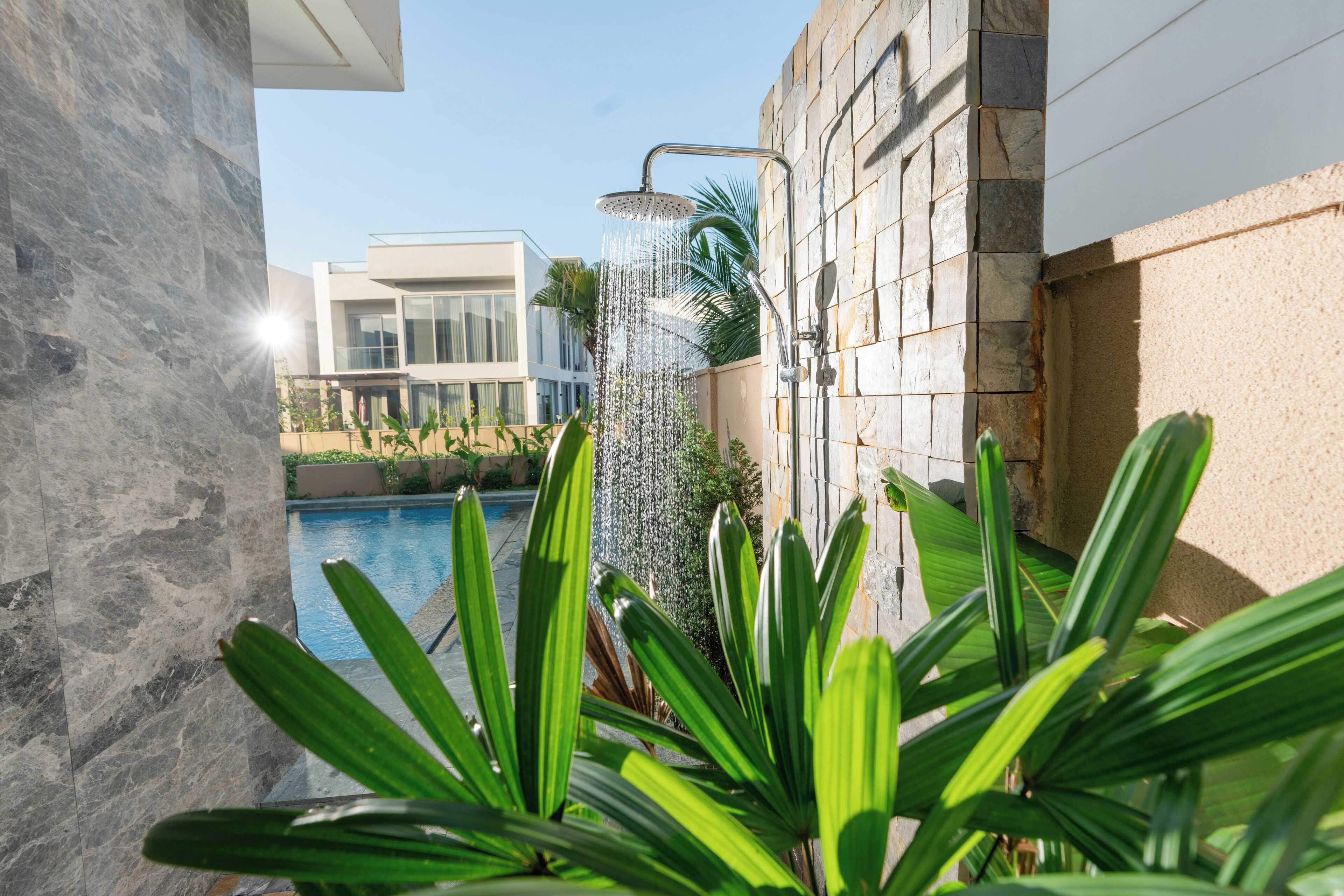 Una piscina al aire libre