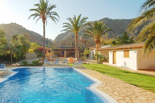 Mallorcan 100 year old authentic Farmhouse. Pool with Jacuzzi.  outskirts and walkable to old town Pollensa. Affords easy access to Cala St. Vincent and its beautiful 3 cove beaches and turquoise waters.