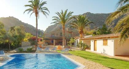 Mallorcan 100 year old authentic Farmhouse. Pool with Jacuzzi. outskirts and walkable to old town Pollensa. Affords easy access to Cala St. Vincent and its beautiful 3 cove beaches and turquoise waters.