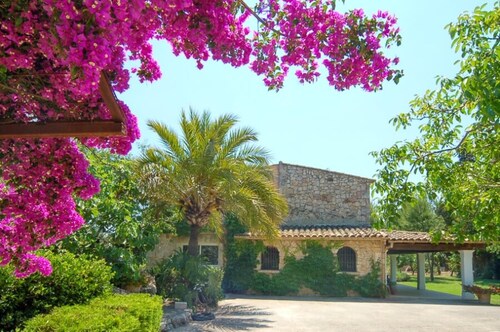 Residential Mallorca Villa walkable town Pollensa. Mature garden/lawns. Nicely designed pool with Jacuzzi. Fabulous covered entertaining room. 3 fridges. Separate Casita comprising 2 twin bedrooms both with en-suite bathrooms.