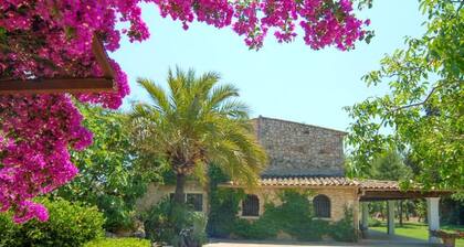 Residential Mallorca Villa walkable town Pollensa. Mature garden/lawns. Nicely designed pool with Jacuzzi. Fabulous covered entertaining room. 3 fridges. Separate Casita comprising 2 twin bedrooms both with en-suite bathrooms.