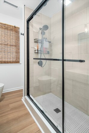 Dusj, hårføner, håndklær og såpe