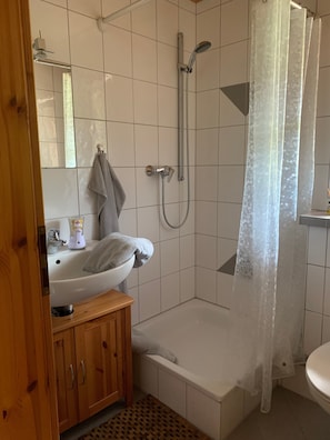 Dusche, kostenlose Toilettenartikel, Haartrockner, Handtücher