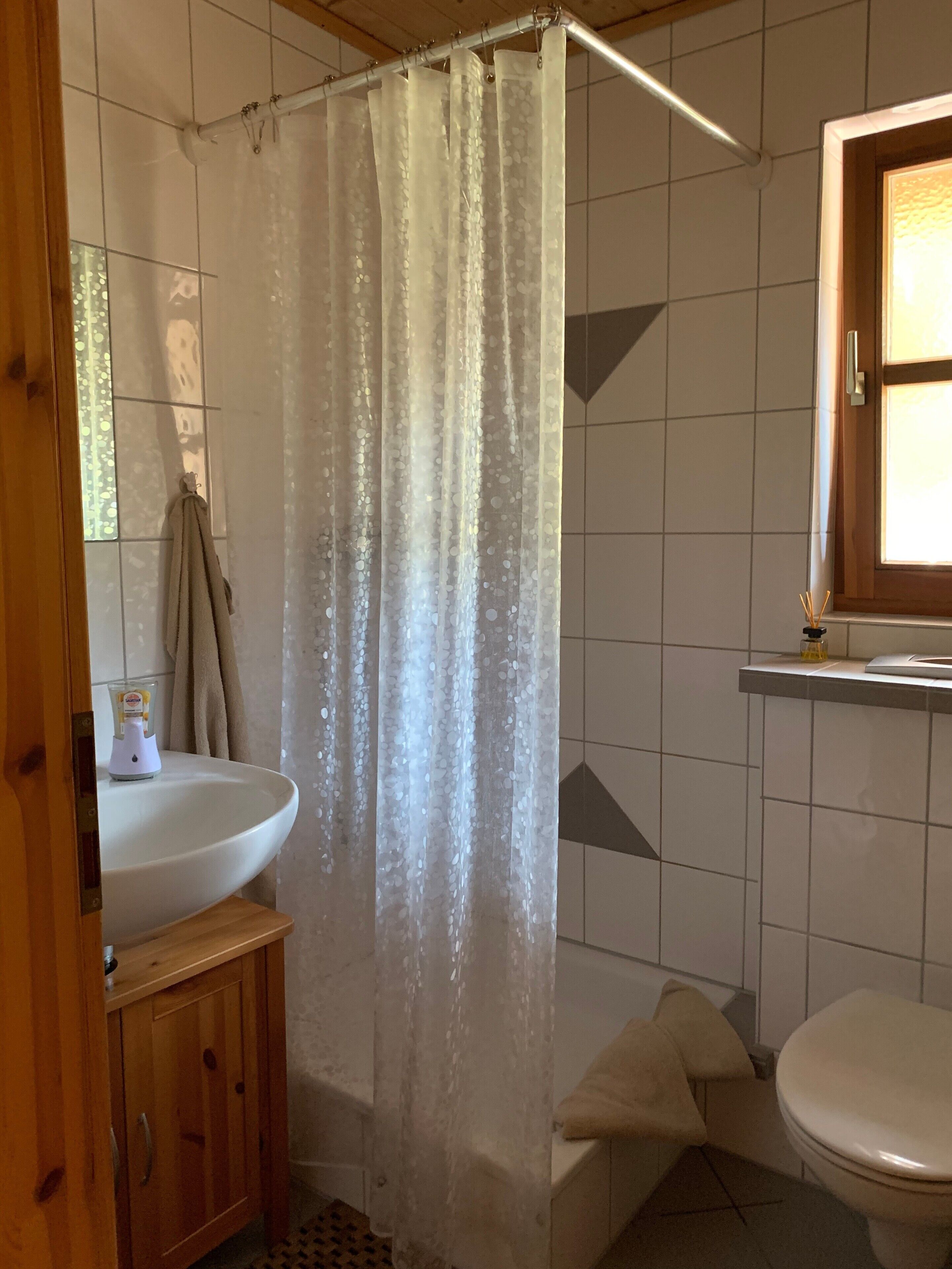 Dusche, kostenlose Toilettenartikel, Haartrockner, Handtücher