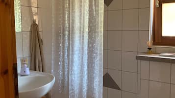 Dusche, kostenlose Toilettenartikel, Haartrockner, Handtücher
