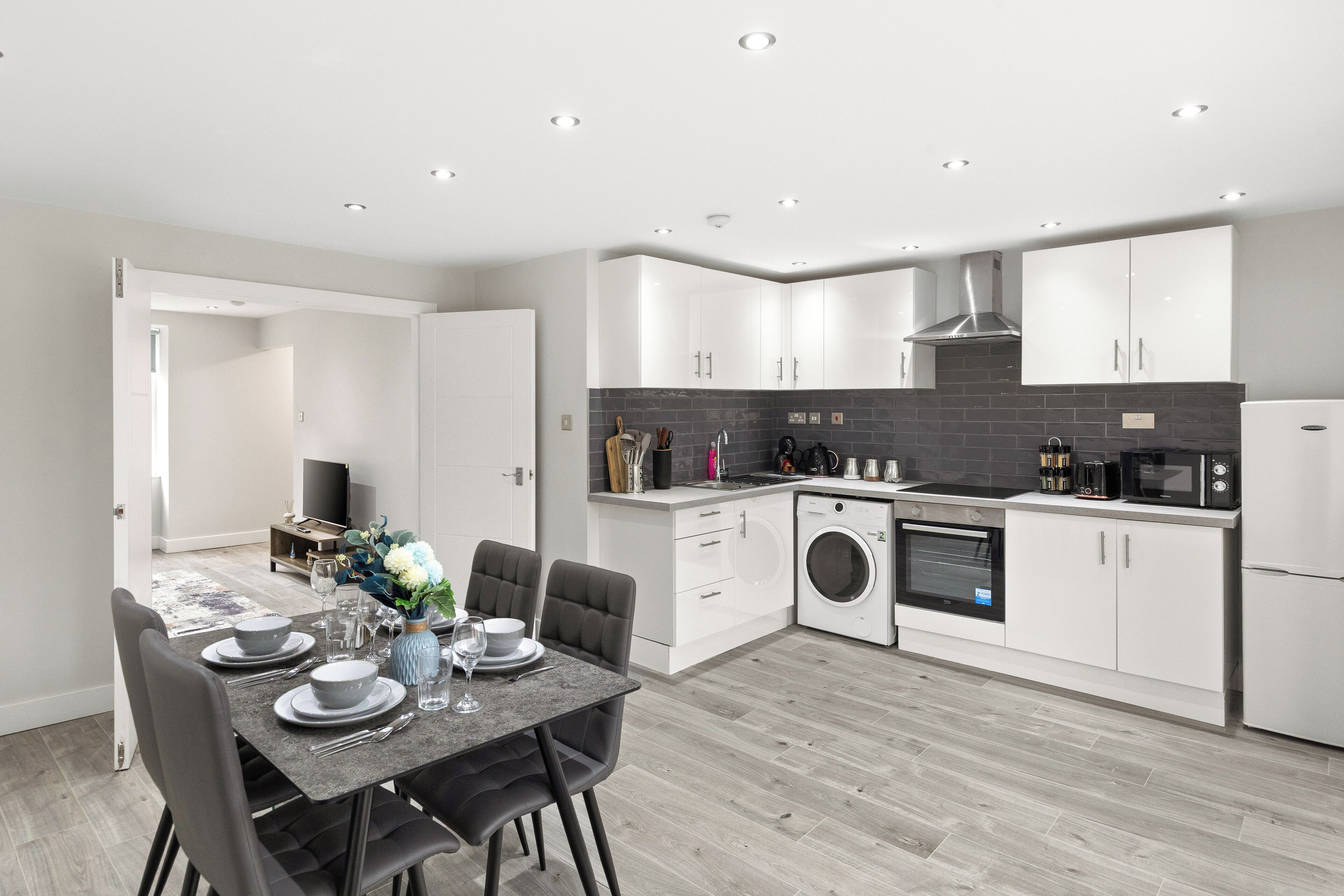 Een koelkast, een microgolfoven, een oven, een kookplaat