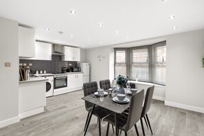 Réfrigérateur, four à micro-ondes, un four, surface de cuisson