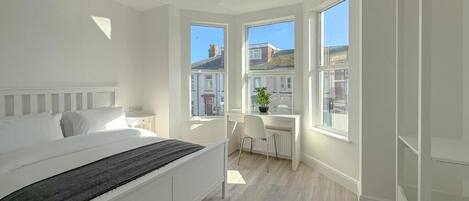 3 slaapkamers, een strijkplank/strijkijzer, wifi, beddengoed