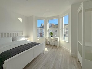 3 habitaciones, tabla de planchar con plancha, wifi y ropa de cama 
