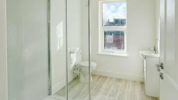 Regadera, secadora de cabello, toallas, jabón