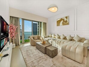 Télévision à écran plat, console de jeux vidéo