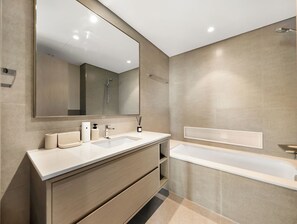 Bañera y ducha independientes, secador de pelo y toallas