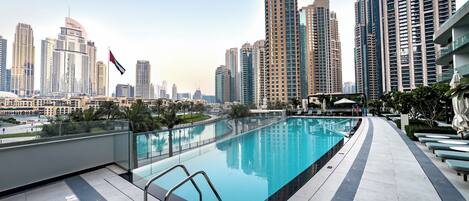 สระว่ายน้ำกลางแจ้ง