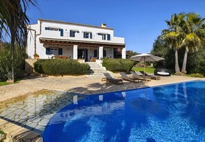 Pool - Beautiful House with Panoramic Views and Beach Volleyball Court (Illes Balears)