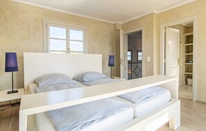 3 bedrooms, WiFi, bed sheets - Beautiful House with Panoramic Views and Beach Volleyball Court (Illes Balears)