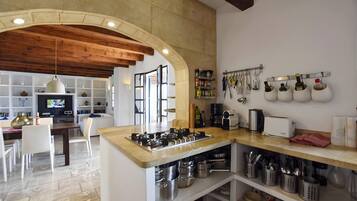 Geladeira, micro-ondas, fogão, cooktop