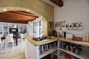 Fridge, microwave, oven, stovetop - Beautiful House with Panoramic Views and Beach Volleyball Court (Illes Balears)
