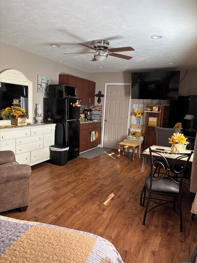 A Cozy Sunshine Suite in charming Hutchinson KS