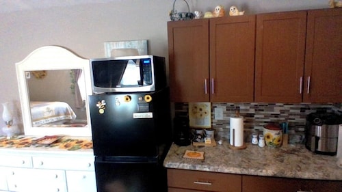 A Cozy Sunshine Suite in charming Hutchinson KS