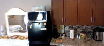 A Cozy Sunshine Suite in charming Hutchinson KS