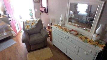 1 bedroom, iron/ironing board, internet, bed sheets