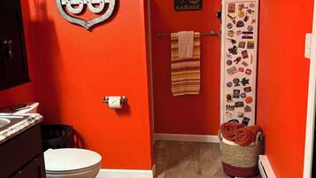 Douche, sĂšche-cheveux, serviettes fournies, savon