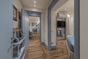 5 chambres, coffre-fort, bureau, fer et planche à repasser