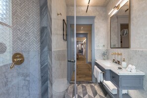 Shower, hair dryer, bidet, towels - 5BR • Brand New • Deluxe Palazzo • Santa Croce • Iconic Views • Prime location (Firenze)