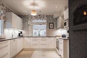 Fridge, microwave, oven, stovetop - Cosy cottage on river front close to Santa Claus village, city centre & airport. (Rovaniemi)