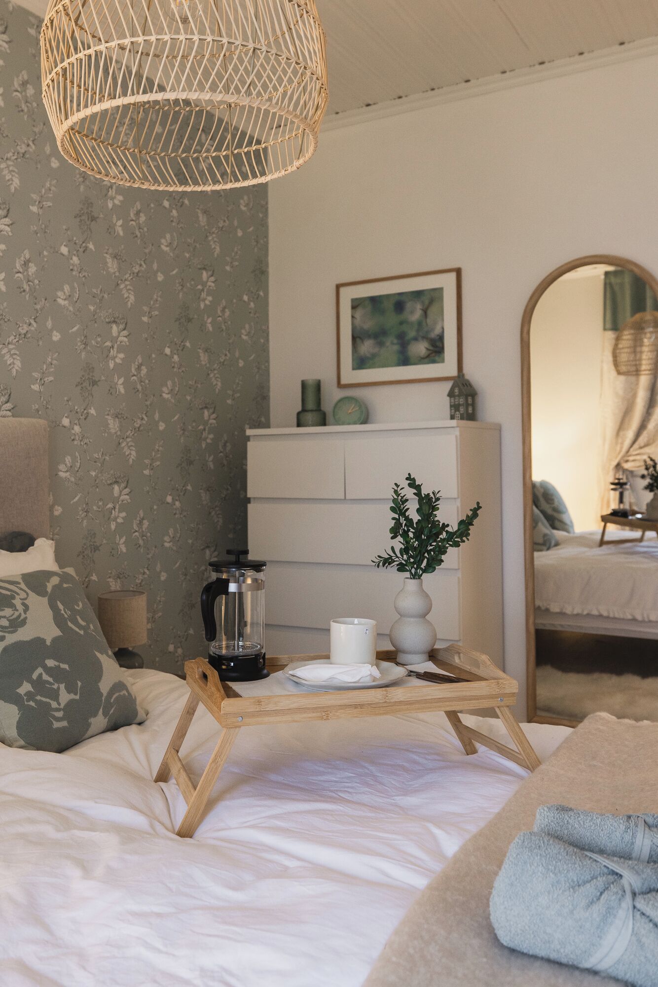 4 bedrooms, desk, iron/ironing board, travel crib