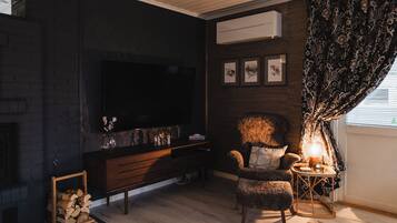 Smart TV, fireplace, books, stereo