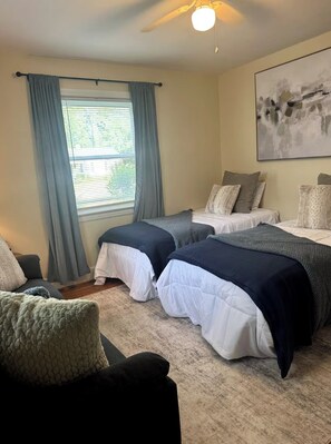 3 bedrooms, free WiFi, bed sheets - 3BR, 1BA Home - Great Location + WiFi + Private Backyard (Florence)
