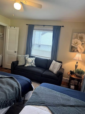 TV - 3BR, 1BA Home - Great Location + WiFi + Private Backyard (Florence)